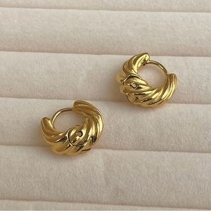 Croissant small hoop earrings